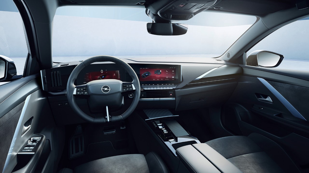 Egy Opel Astra Sports Tourer Electric belső nézete a vezetőülésből