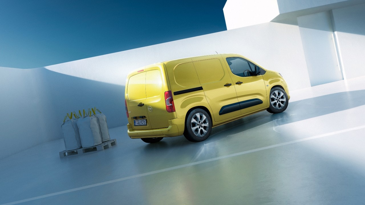 Egy sárga új Opel Combo hátulnézetből