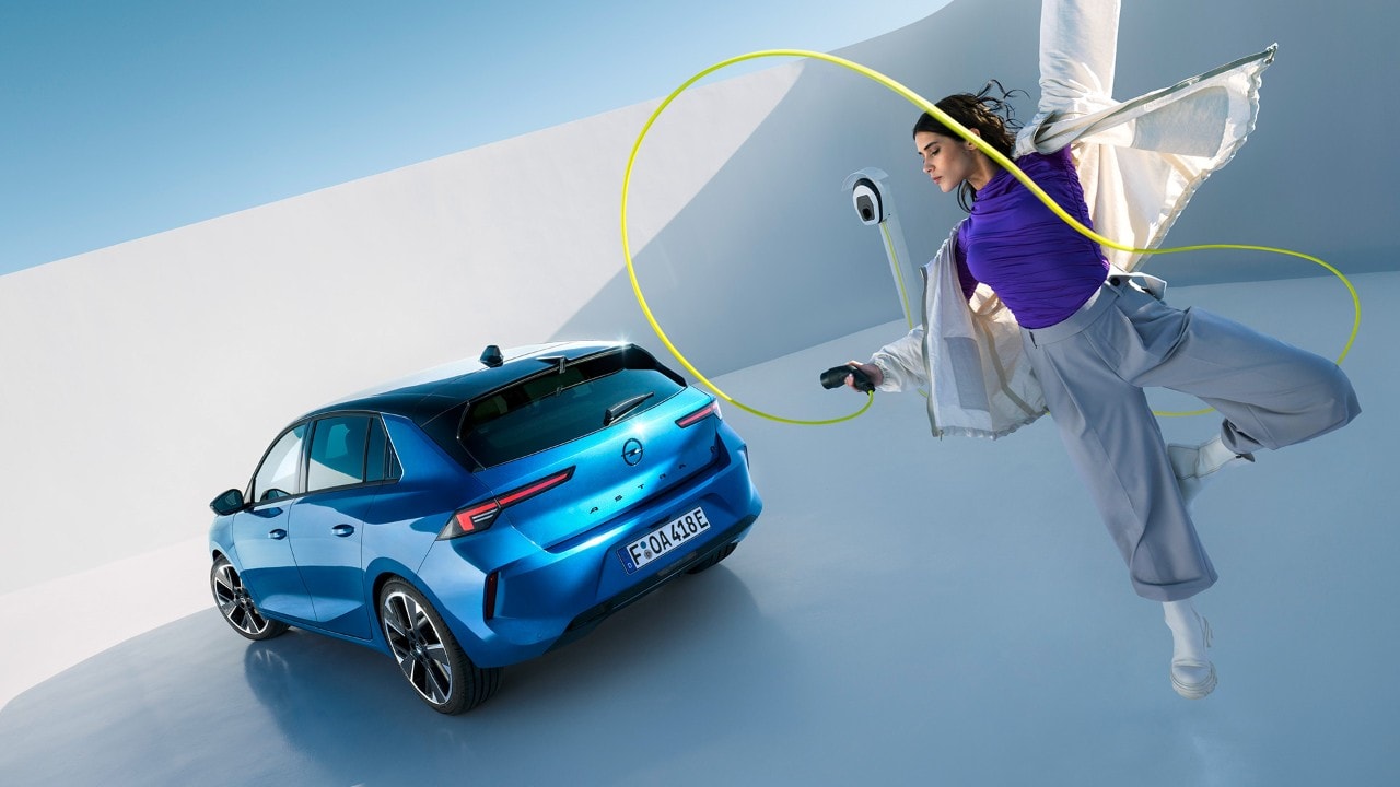 Egy kék Opel Astra Electric hátulnézetből