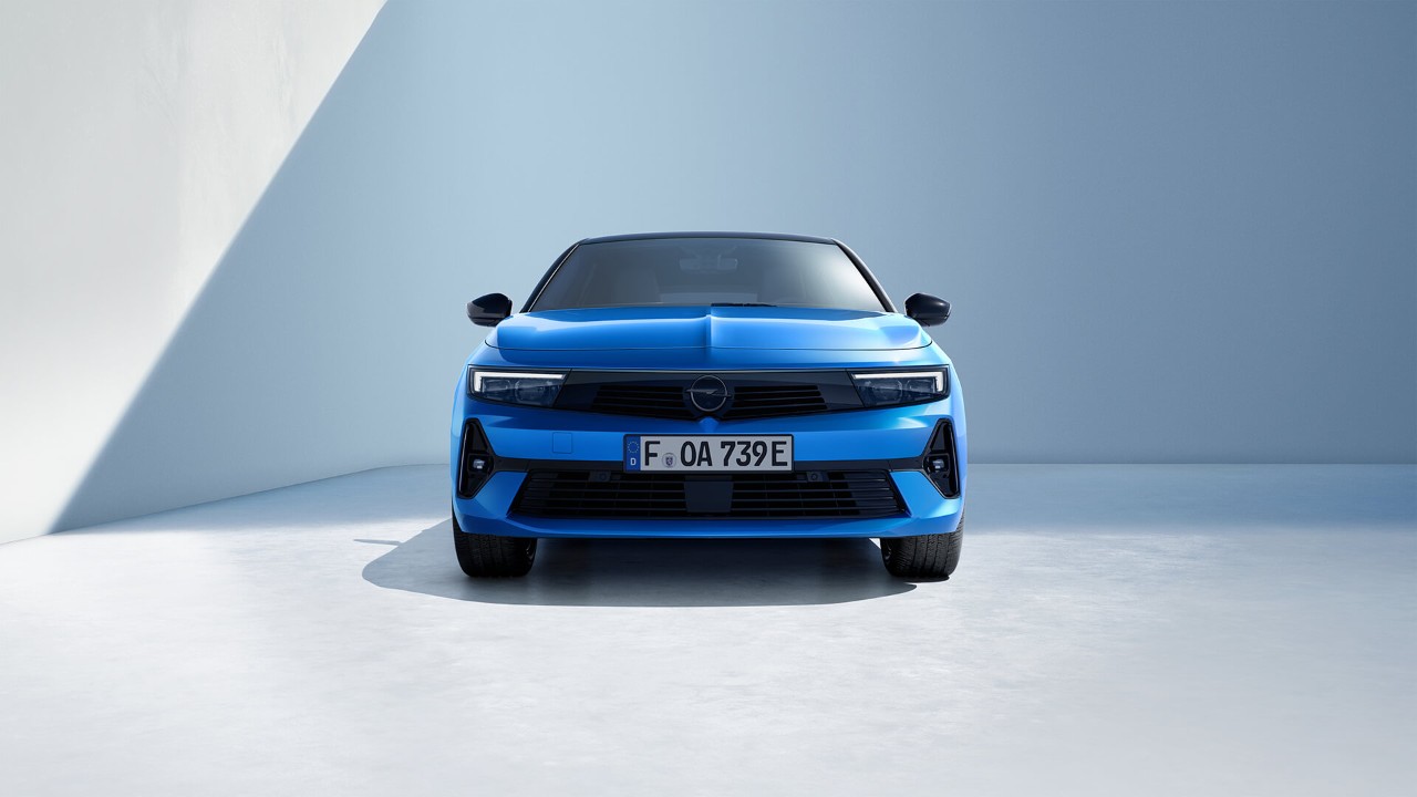 Egy kék Opel Astra Sports Tourer elölnézetből