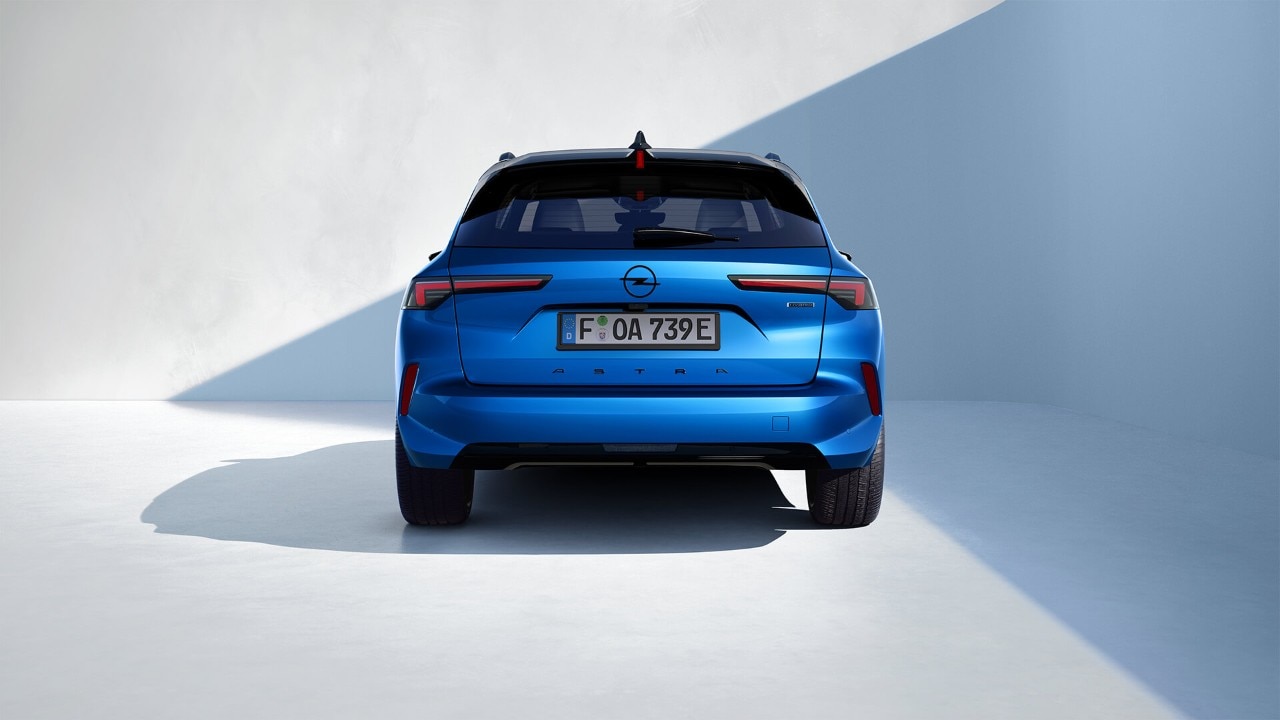 Egy kék Opel Astra Sports Tourer hátulnézetből