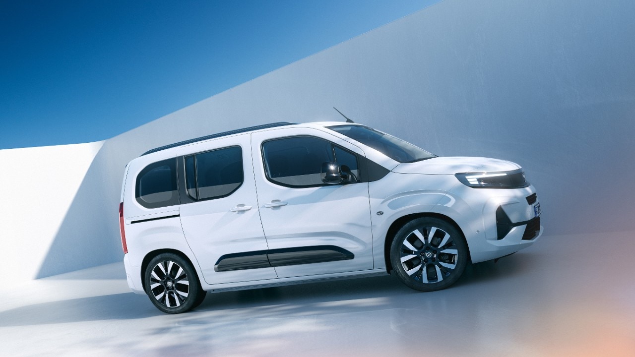 Egy fehér Opel Combo Electric egyterű oldalnézetből