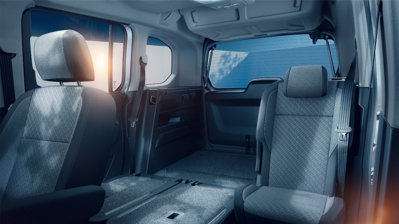 Az Opel Combo Electric egyterű belső tere lehajtható ülésekkel