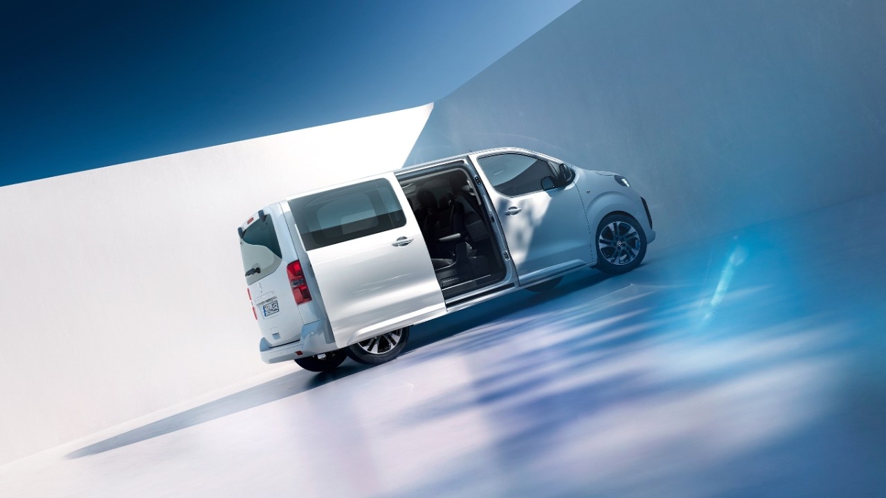 Egy fehér, tolóajtós Opel Zafira Electric oldalnézetből