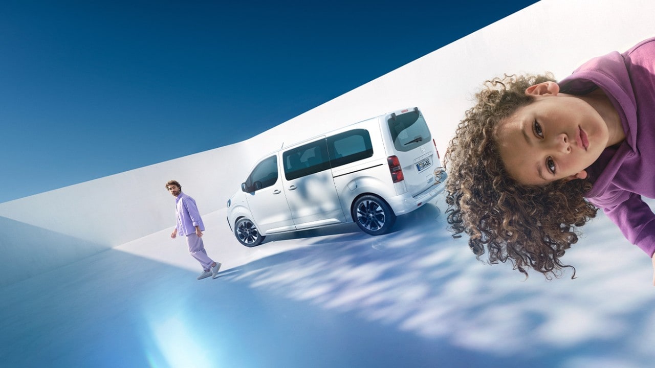  Férfi és fiú egy fehér Opel Zafira Electric modellel a háttérben