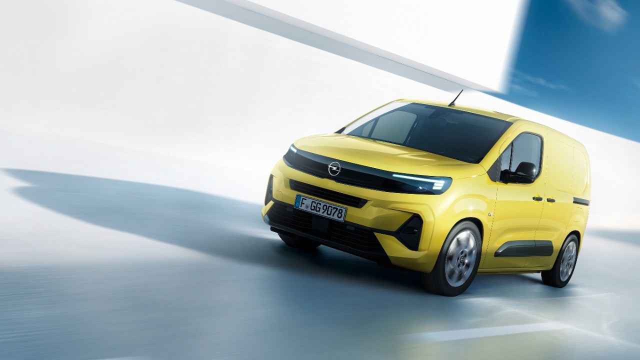 Egy sárga új Opel Combo elölnézetből menet közben