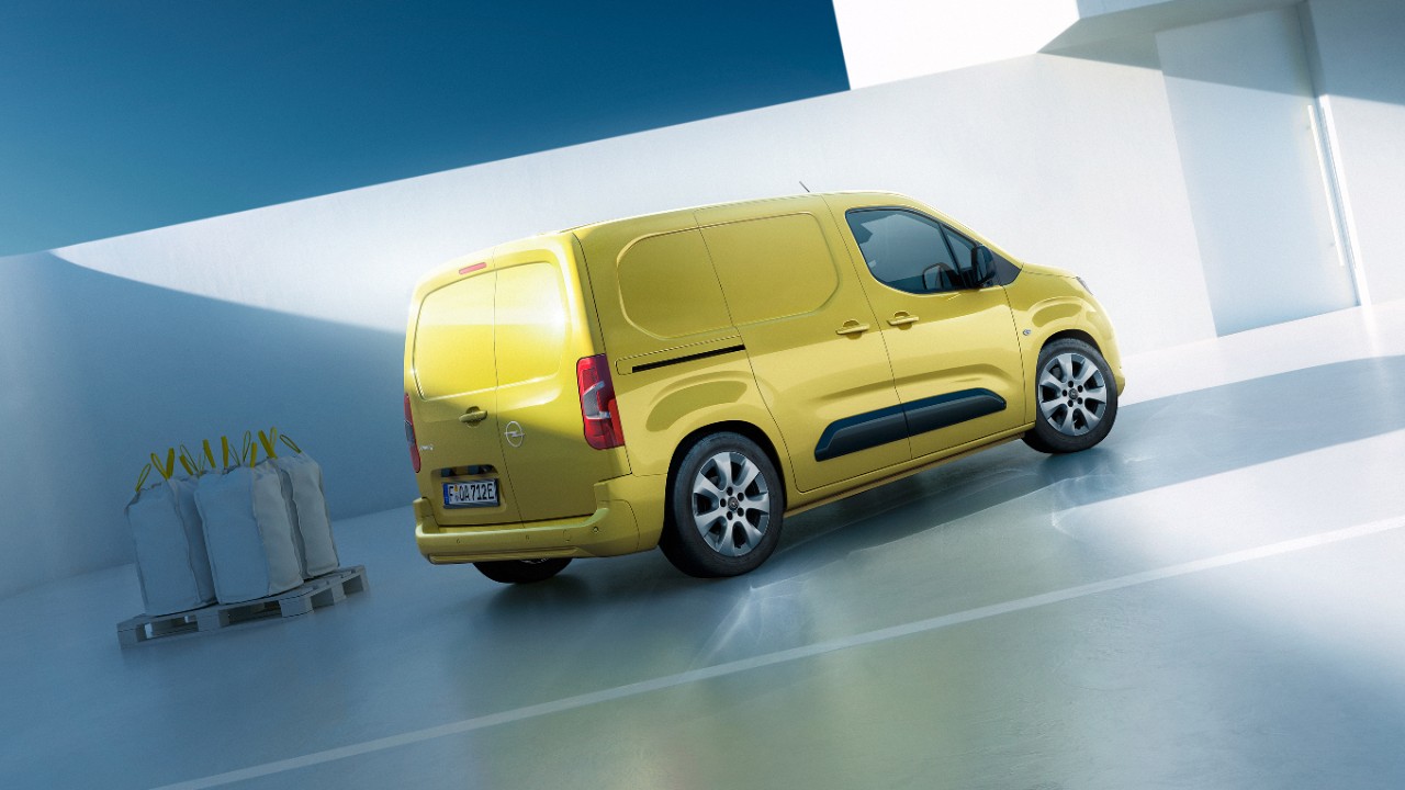 Egy sárga új Opel Combo Electric Cargo hátulnézetből