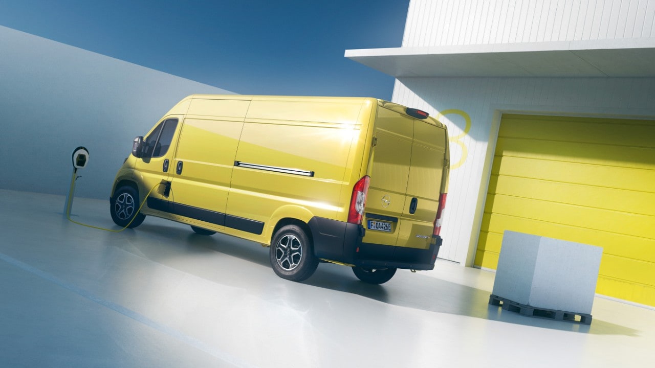 Az új Opel Movano Electric hátulsó oldalnézetből