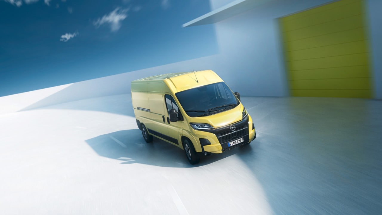 Az új Opel Movano Electric elülső oldalnézetből
