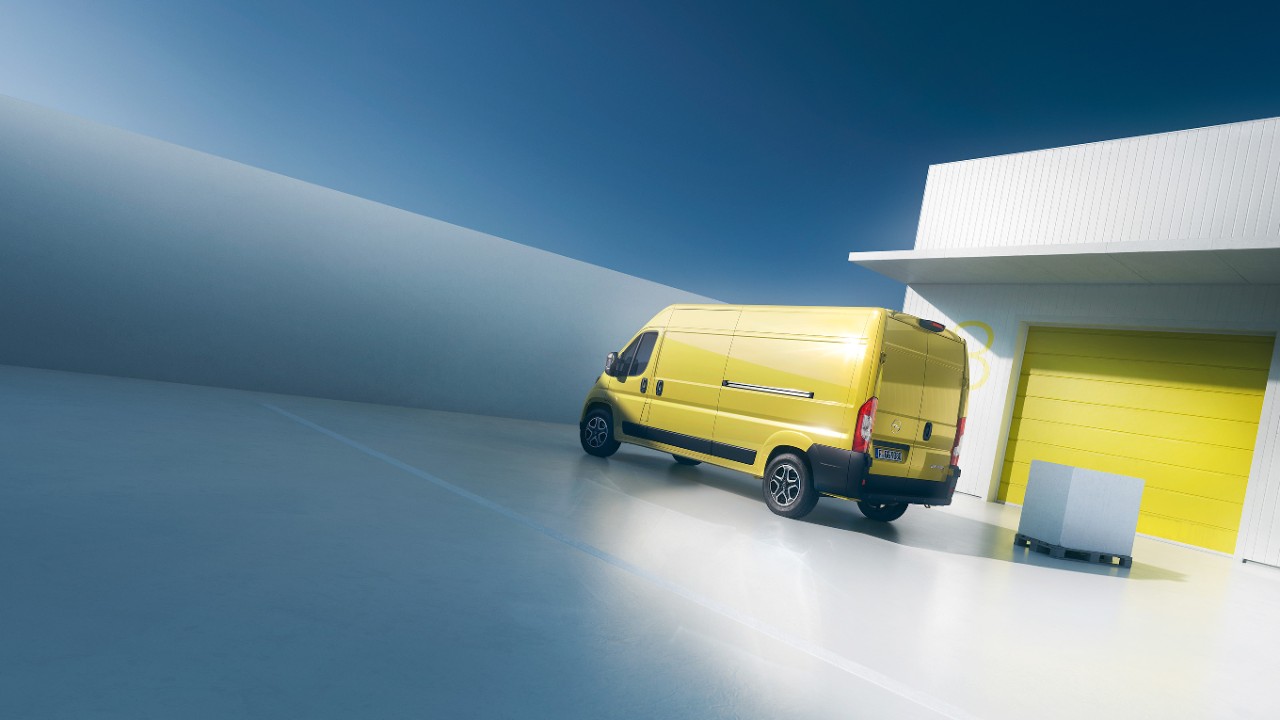Az új Opel Movano hátulsó oldalnézetből
