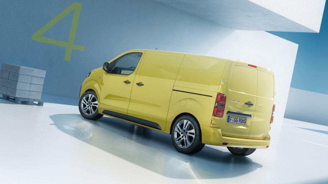 Az új Opel Vivaro menet közben hátsó oldalnézetből