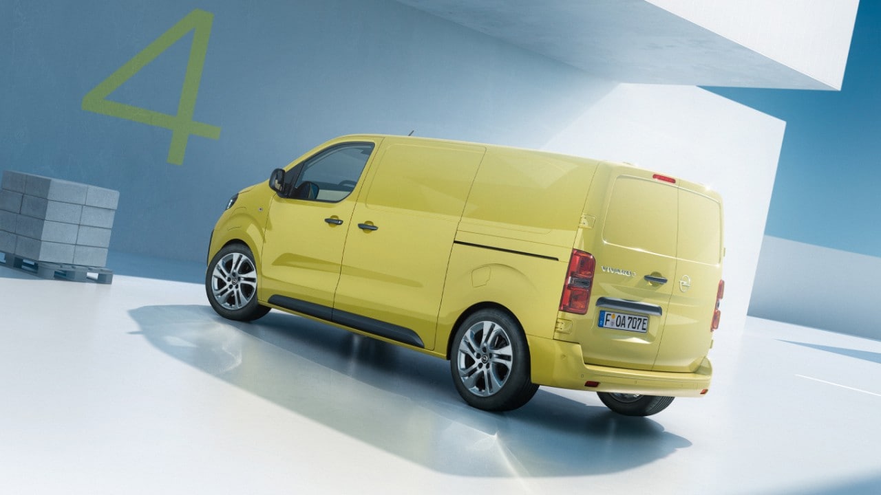Az új Opel Vivaro Electric menet közben hátsó oldalnézetből